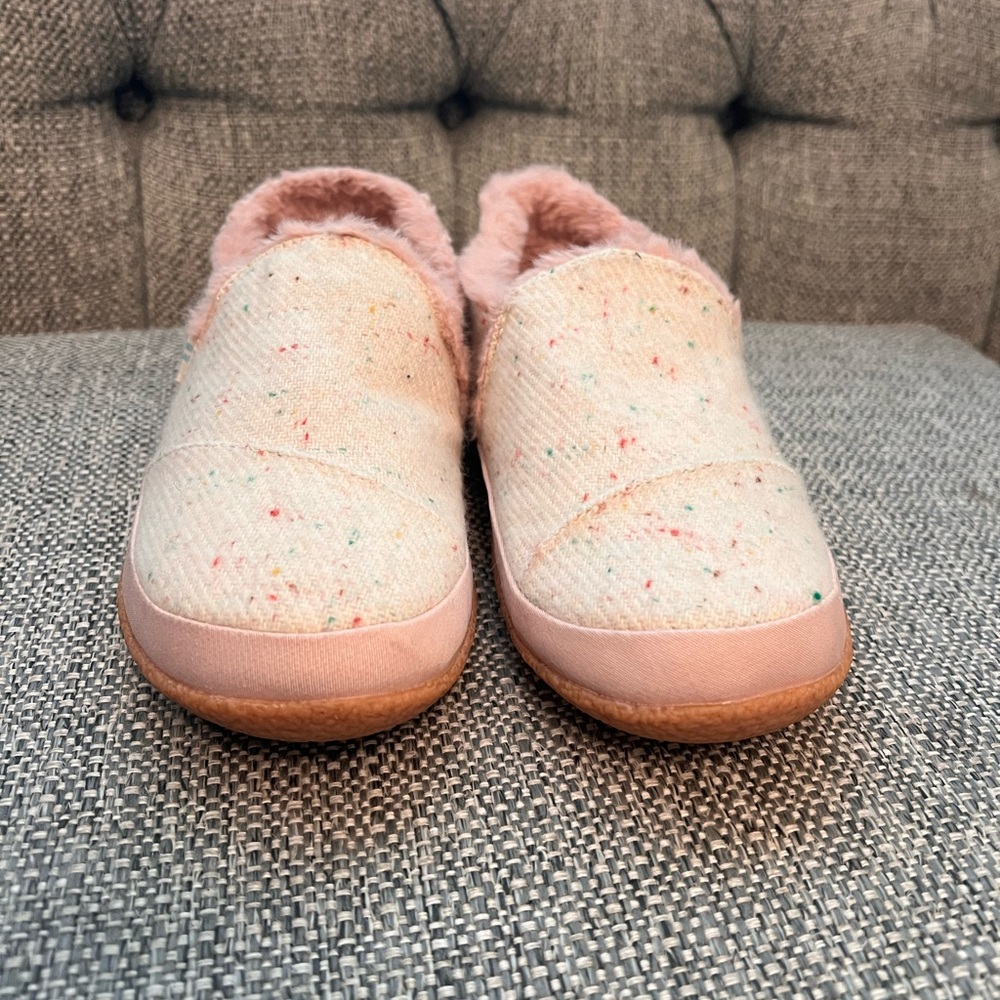 NWOT TOMS twill pink shoe size 6